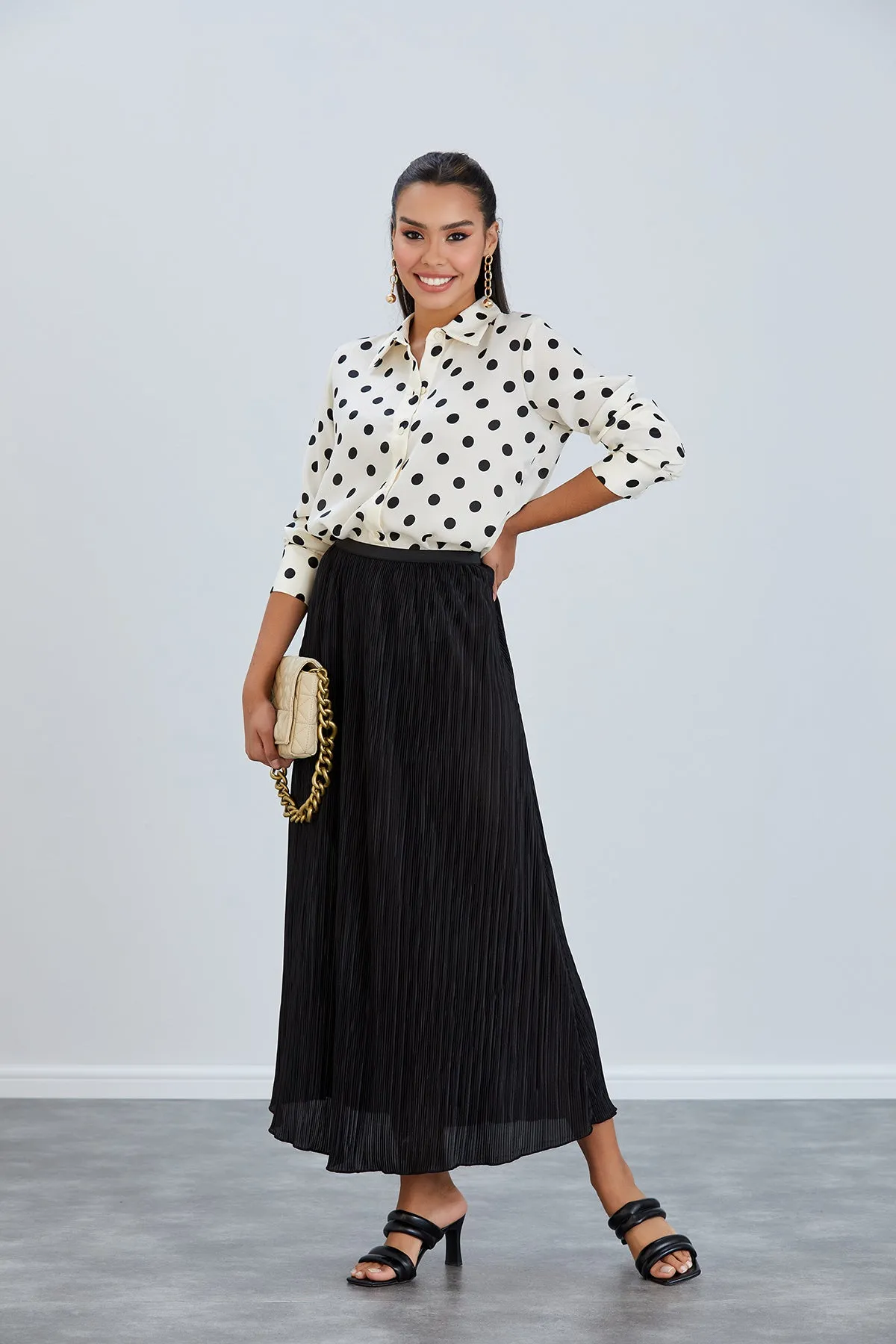 Classic Pleated Midi Skirt in Black