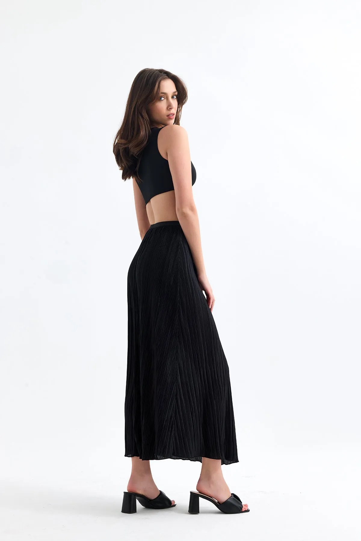 Classic Pleated Midi Skirt in Black