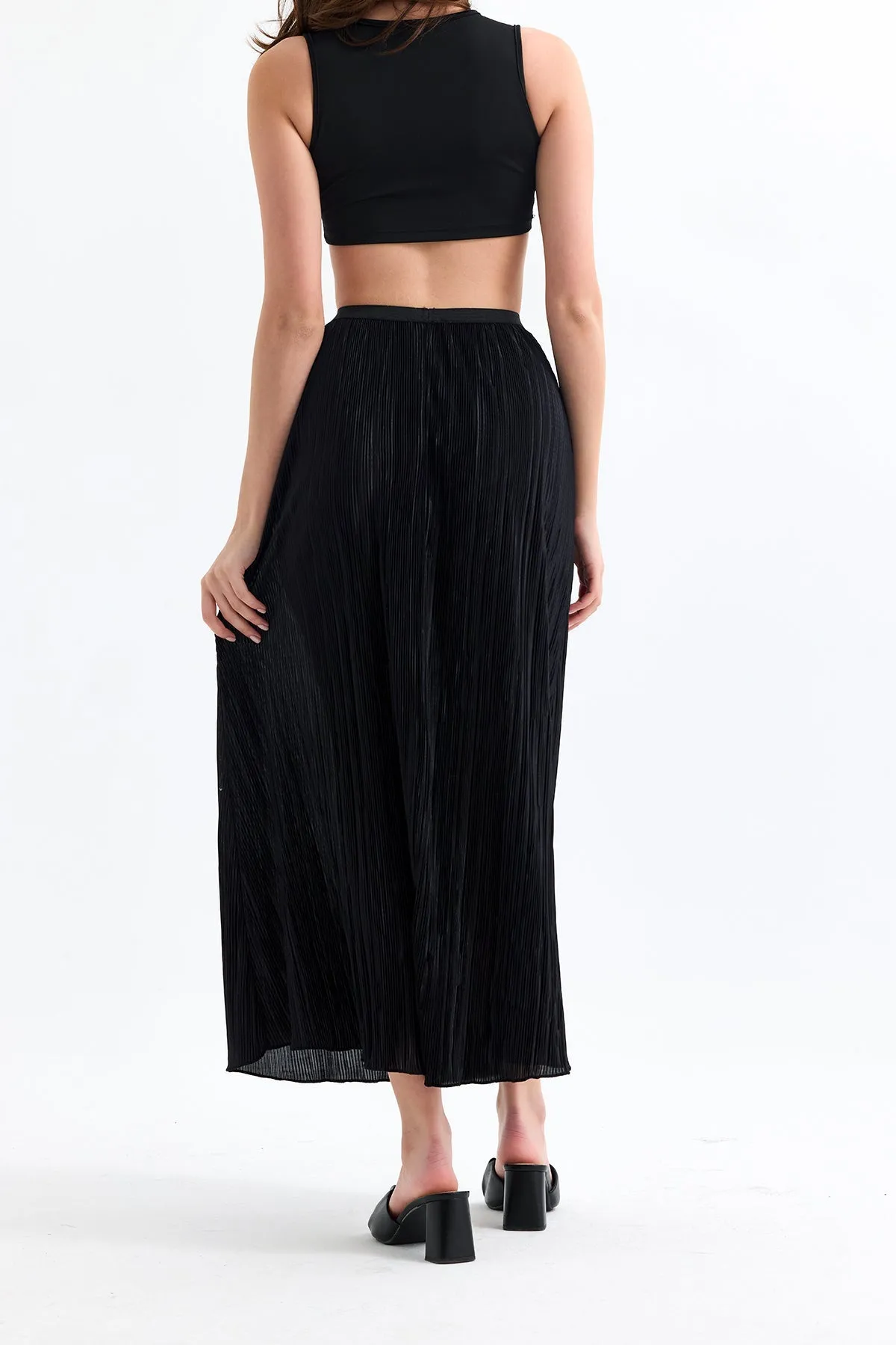 Classic Pleated Midi Skirt in Black